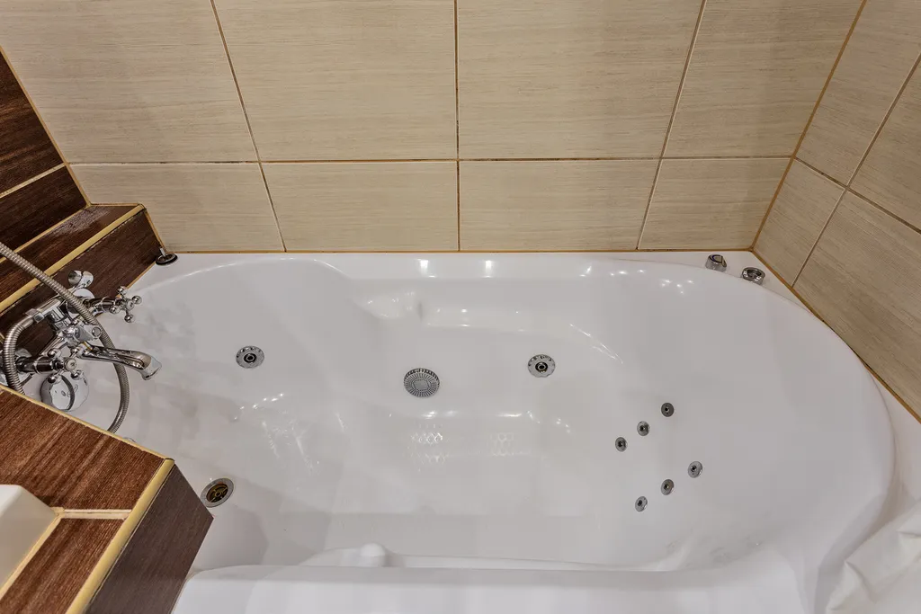 J&N Apartments Двухкомнатные апартаменты с гидромассажной ванной