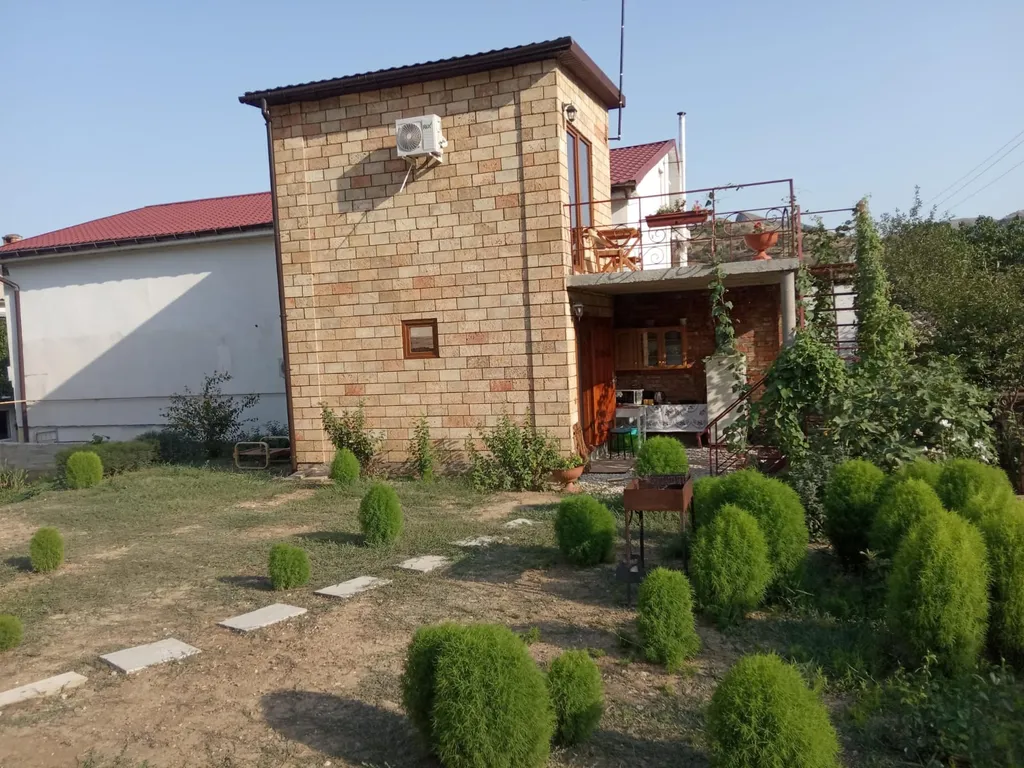 Домик у подножья заповедника КараДаг