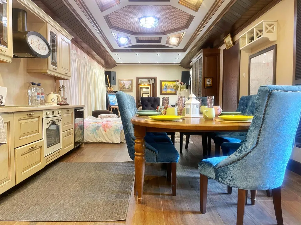 Уютный коттедж в городе со своим озером на территории