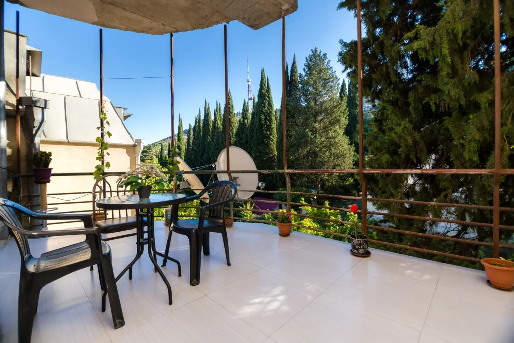 Трехкомнатная квартира с верандой в центре города