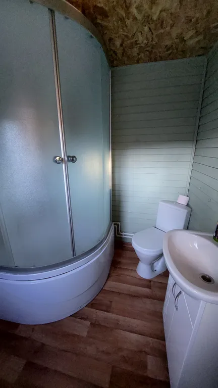 Домик в окружении гор