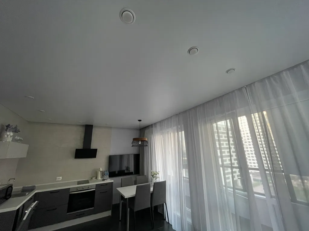 Просторная уютная студия с панорамным остеклением в тихий двор