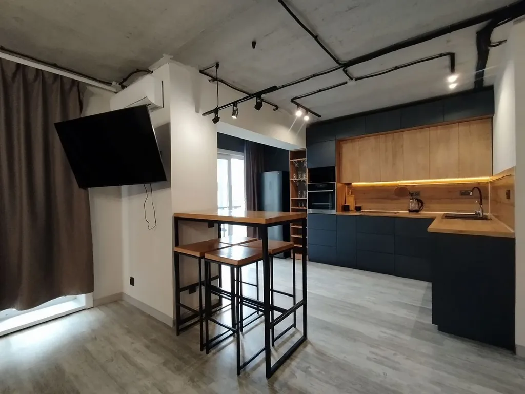 Просторная солнечная стильная студия в современном стиле