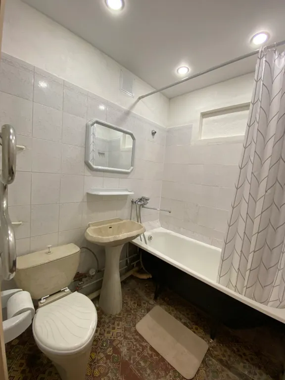 Эконом размещение в центре асбеста, жёлтый нарцисс