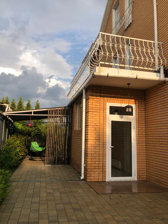 Таун-хаус в современном районе частной застройки