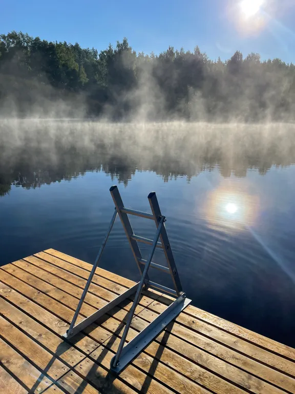 Домик в диком лесу на берегу реки