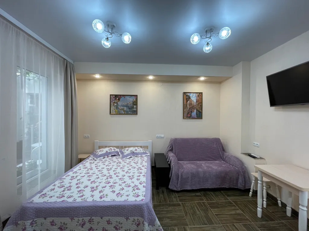 Комфортные апартаменты - студия, с кухней, на первом этаже