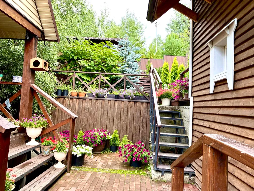 Домик в Горном Алтае с видом на горы