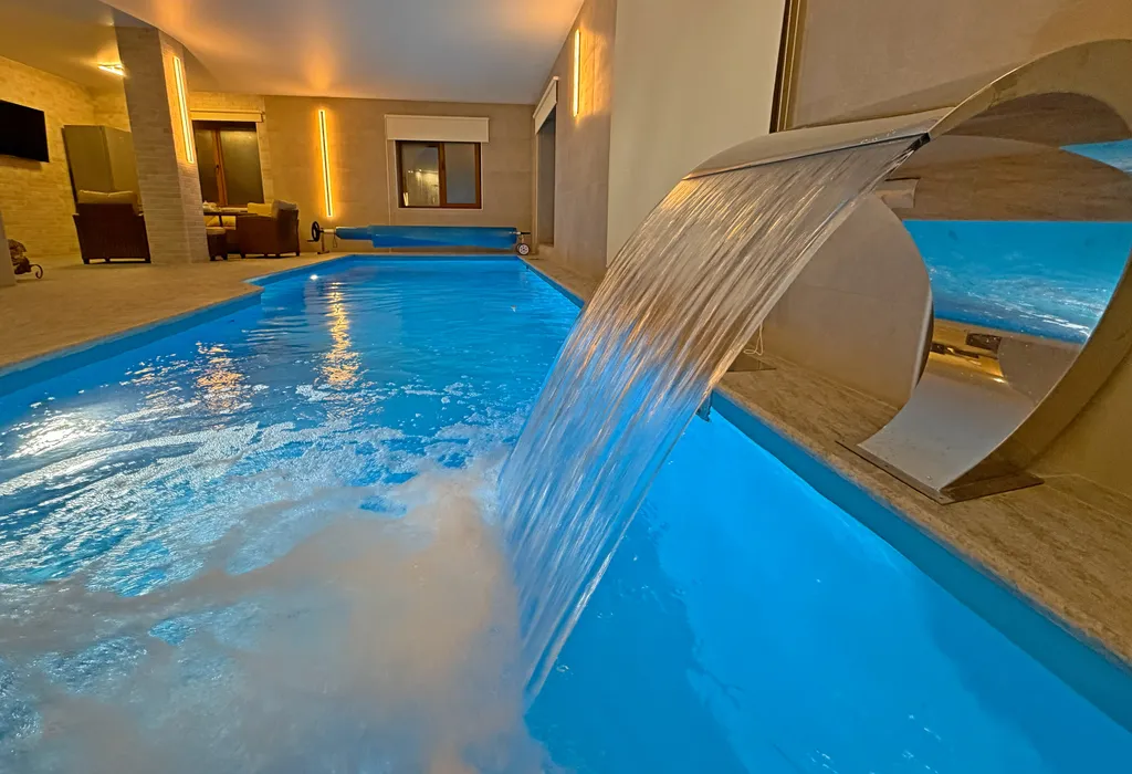 Дом с бассейном и 6 спальнями