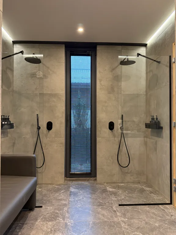 Премиальный загородный дом с теплым бассейном, на берегу