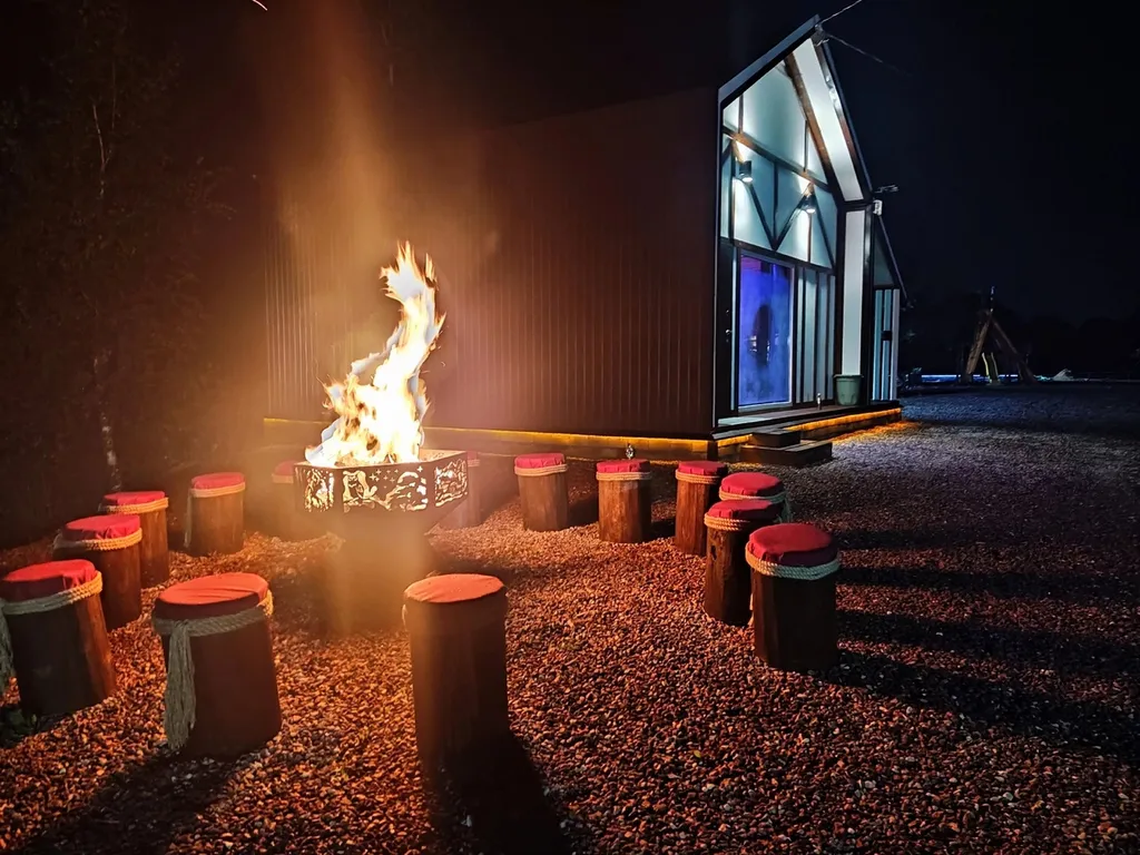 Дома и бани на берегу озера