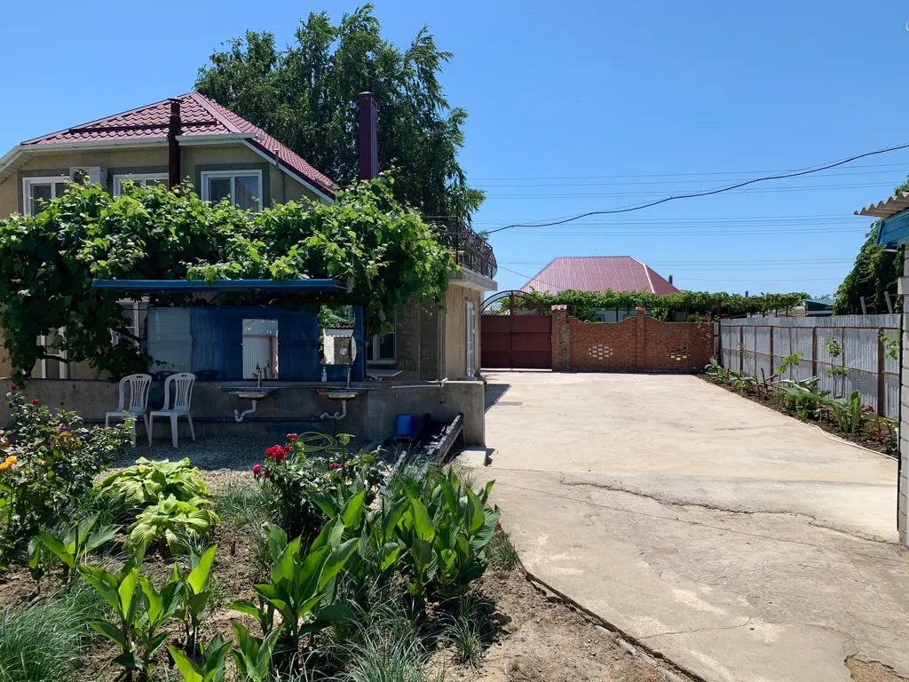 Двухэтажный дом с бассейном