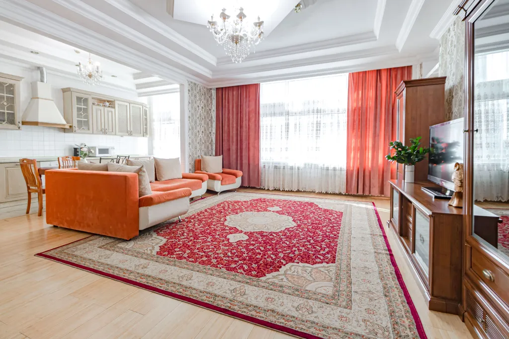 Рядом с Байтереком в золотом квадрате