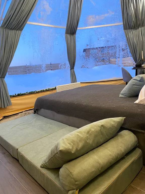 Домик вблизи озера