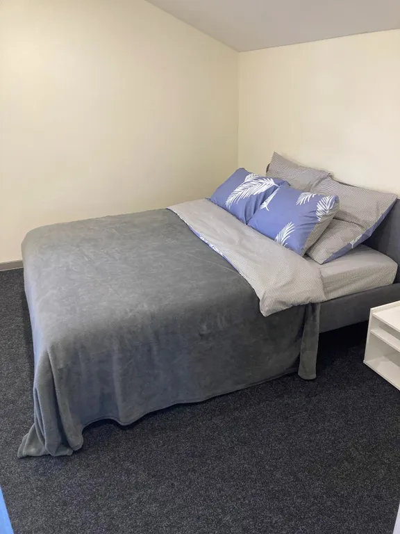 Дом в два этажа с двумя спальнями и гостиной, летний бассейн, баня