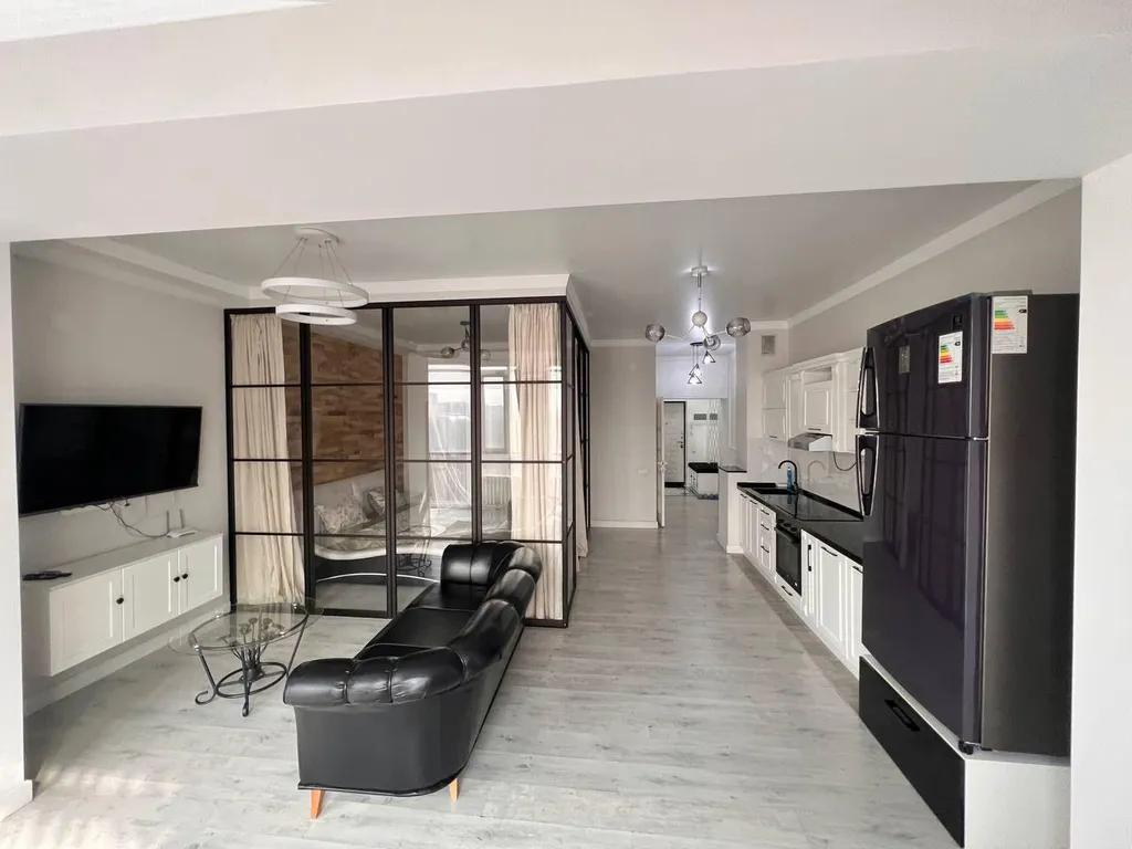 Витражные окна с красивым видом на город и новогодние салюты