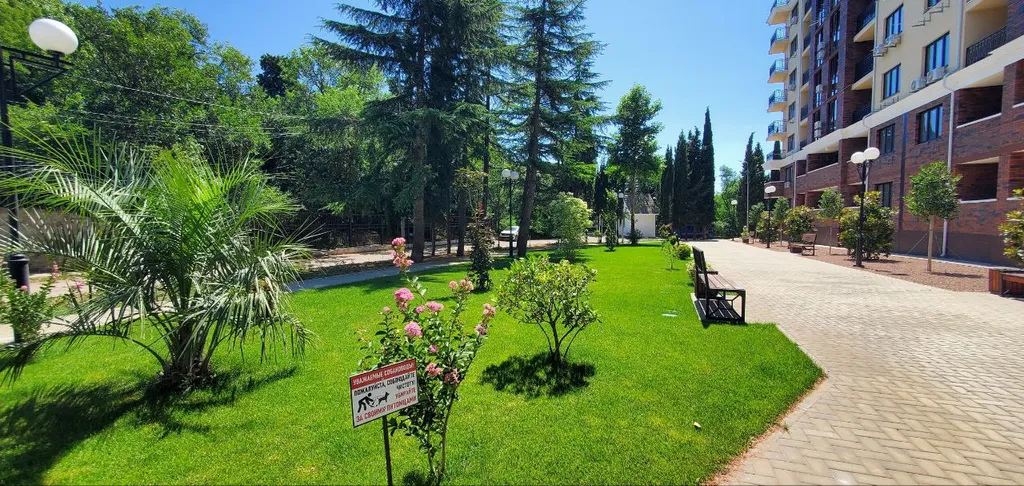 Современные апартаменты в живописном месте Ялты с видом на море