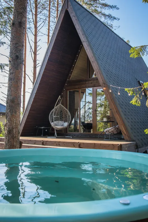 Коттедж Стильный дом-шалаш с горячей купелью среди вековых сосен — аренда посуточно в Всеволожск