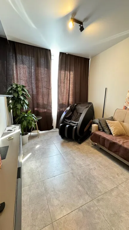 Уютная квартира с джакузи в спальне и массажным креслом