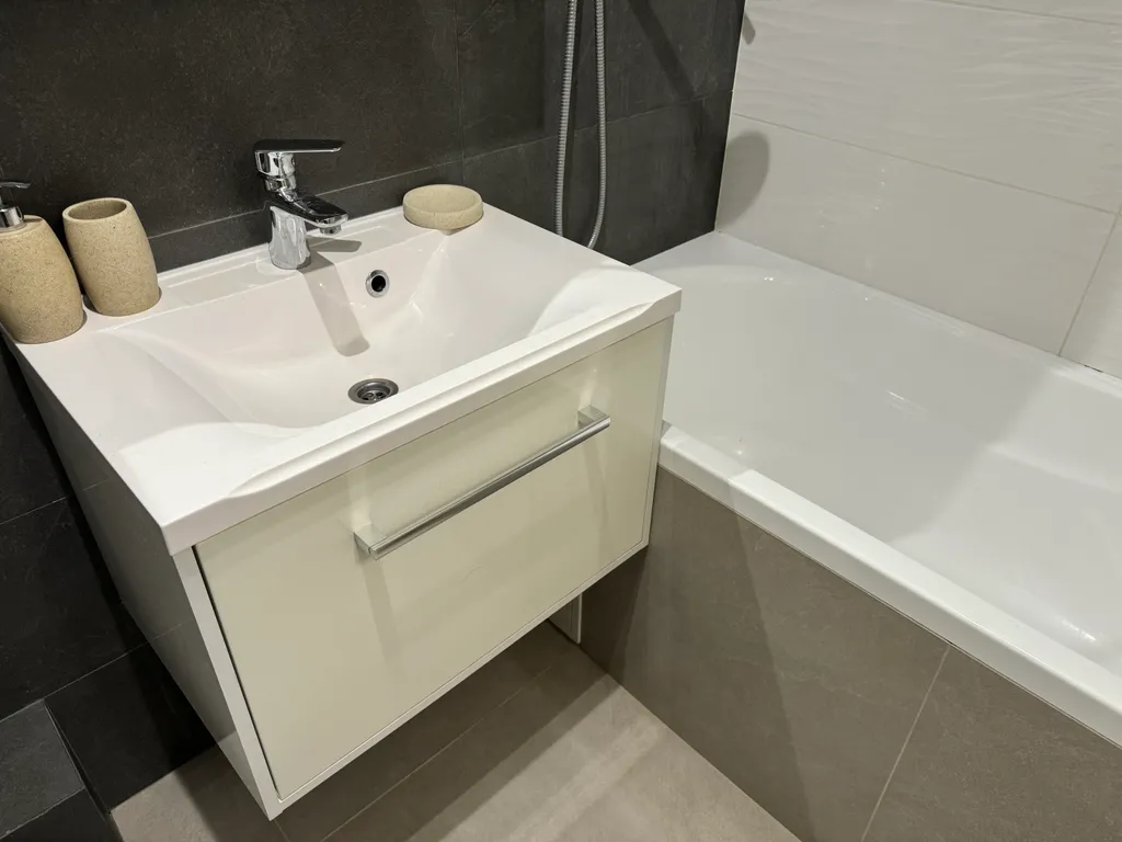 Укомплектованная квартира с отдельной спальней и подземным паркингом!