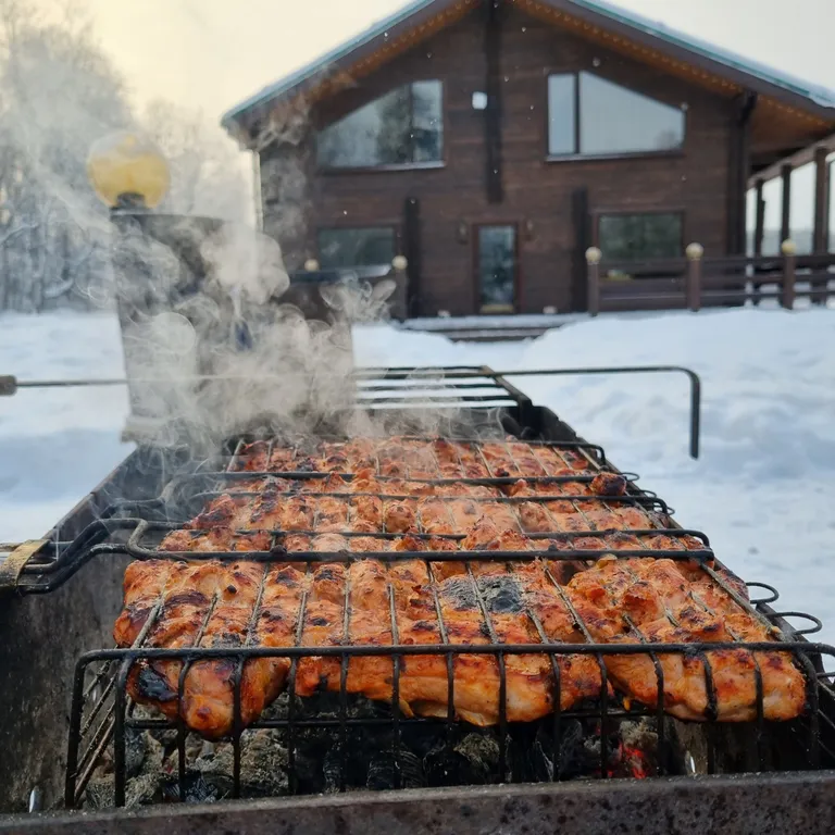 Дом Talotonttu на холме в окружении леса