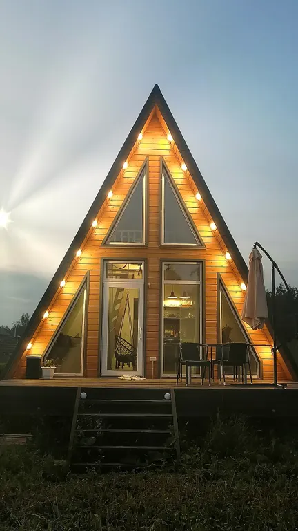 Уютный домик-треугольник у леса