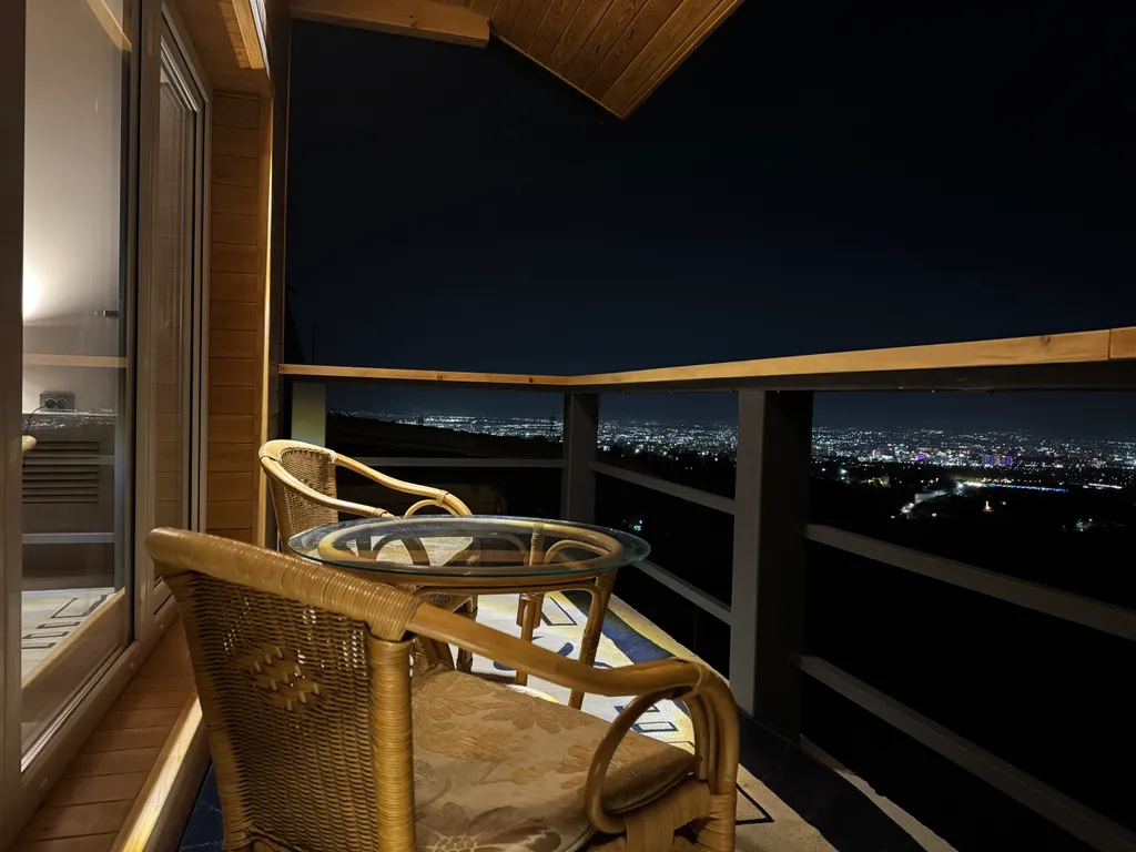 Коттедж Атмосферное шале с видом на город и на горы — аренда посуточно в Алматы