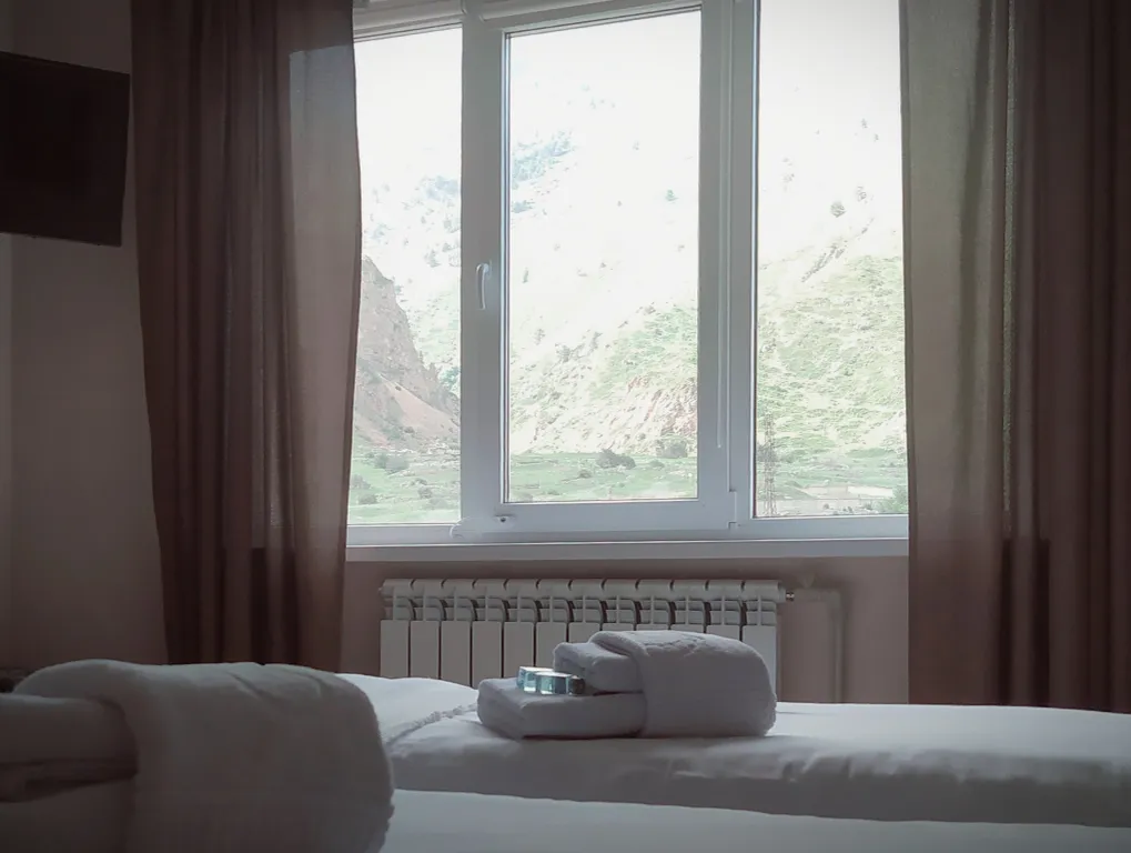 Горы за окном, квартира с тремя отдельными спальнями