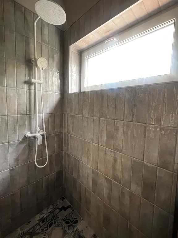 Новый стильный дом с зоной SPA, камином и красивым садом у леса