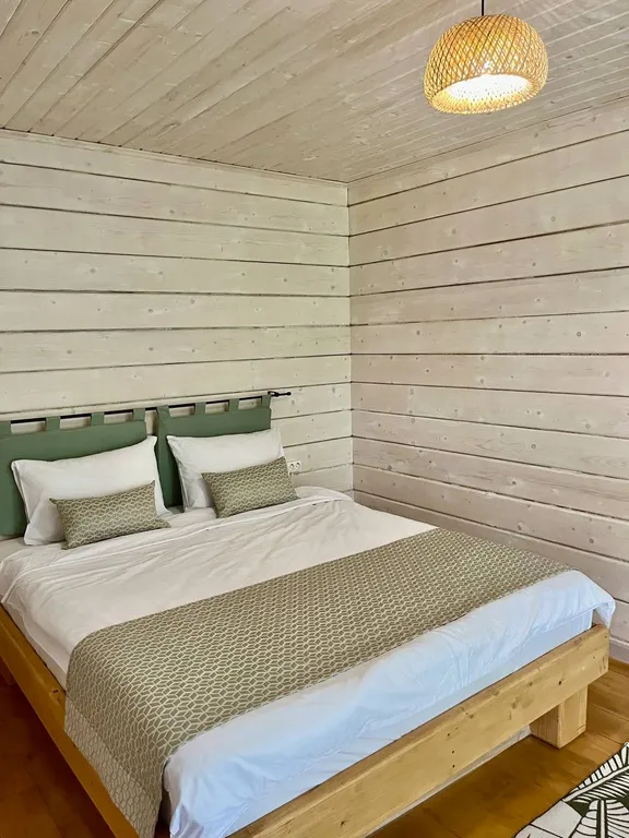 Просторный новый дом на берегу озера у родника