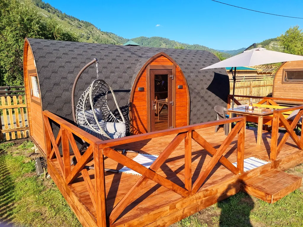 Дома возле Катуни среди гор