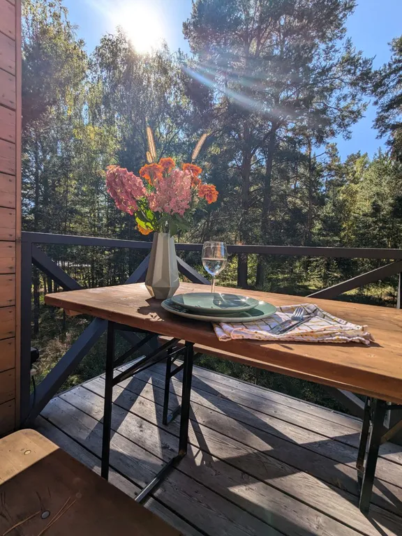 Уютный дом с огромными окнами и невероятным видом на лес