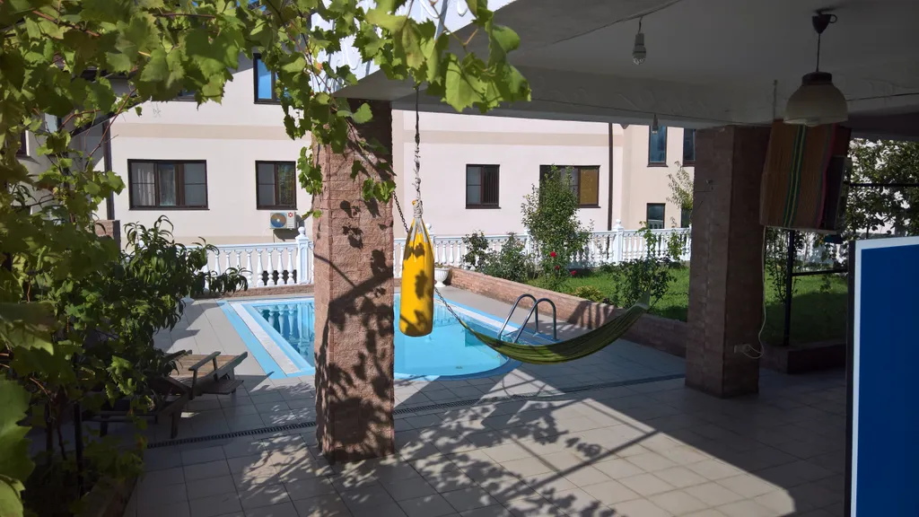 Дом с бассейном недалеко от моря