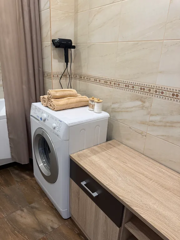 Уникальная студия с видом на стадион, арт-декором и PlayStation