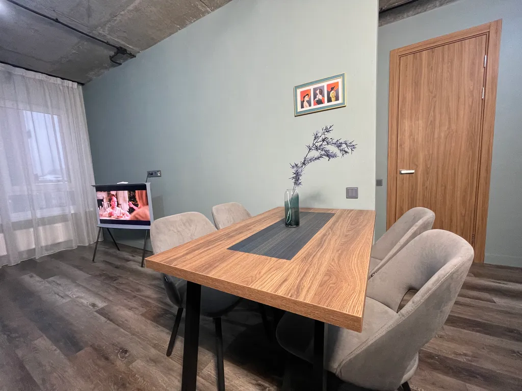 Роскошная уютная квартира с огромными окнами в тихий двор