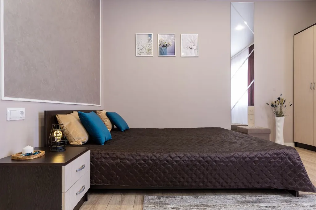 Домик коралл с бассейном в центре