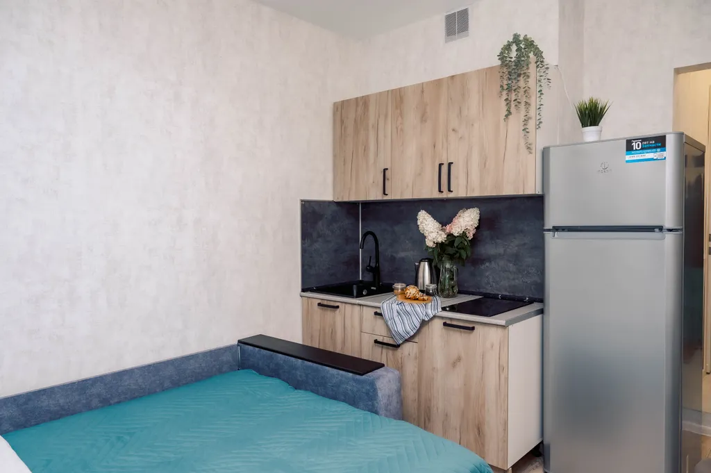 Уютная студия в новом доме с красивым видом из окна