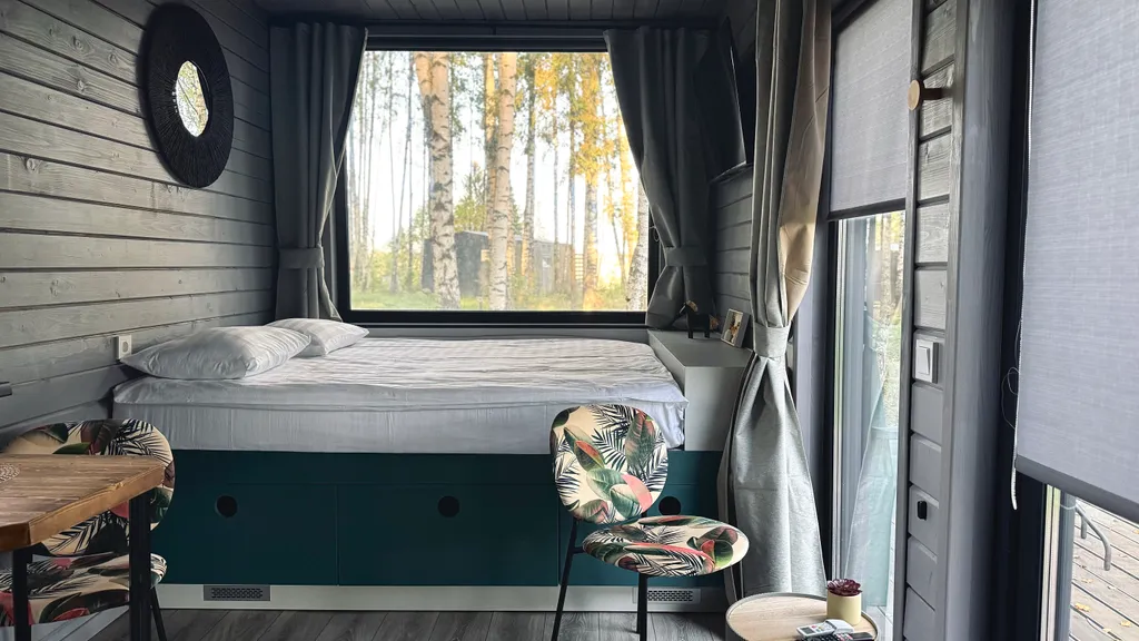 Студия в лесу с панорамным остеклением и террасой.