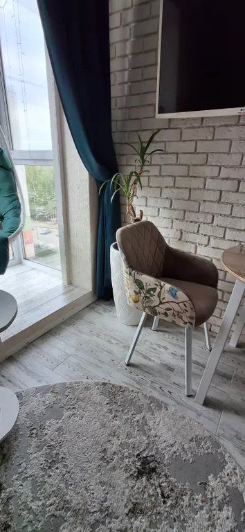 Квартира с подвесными креслами из ротанга на панорамной лоджии