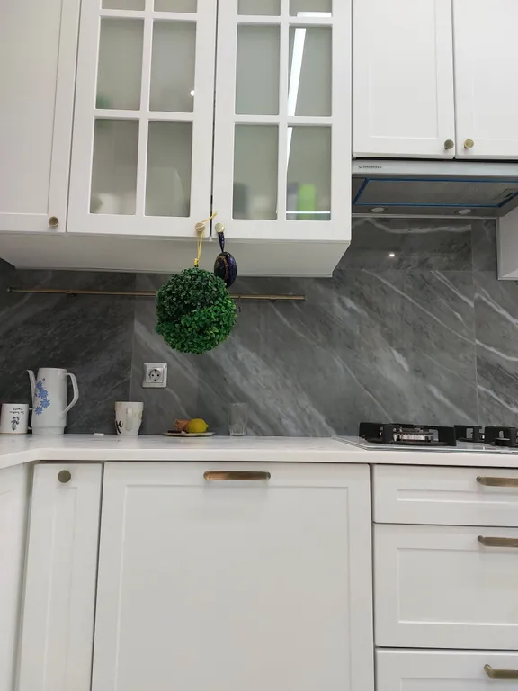 Резиденция в деревне в окружении леса