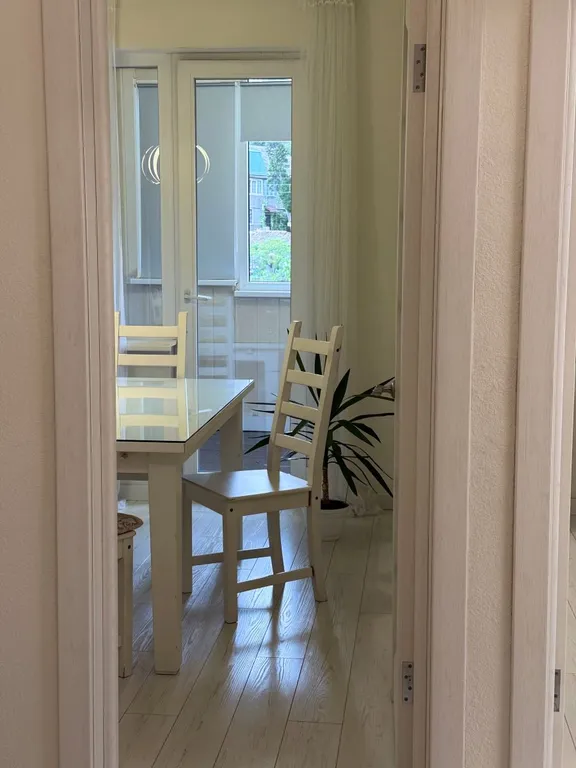 Две изолированные спальни с видом на горы в центре Ялты.