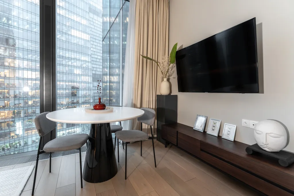 Квартира с угловой спальней и панорамной ванной комнатой