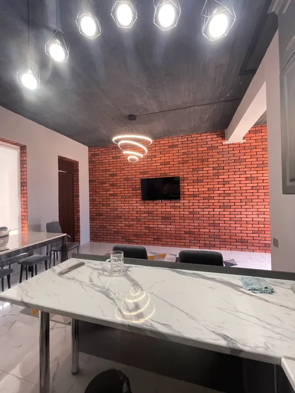 Дом рядом с горячкой, горячий источник и морем