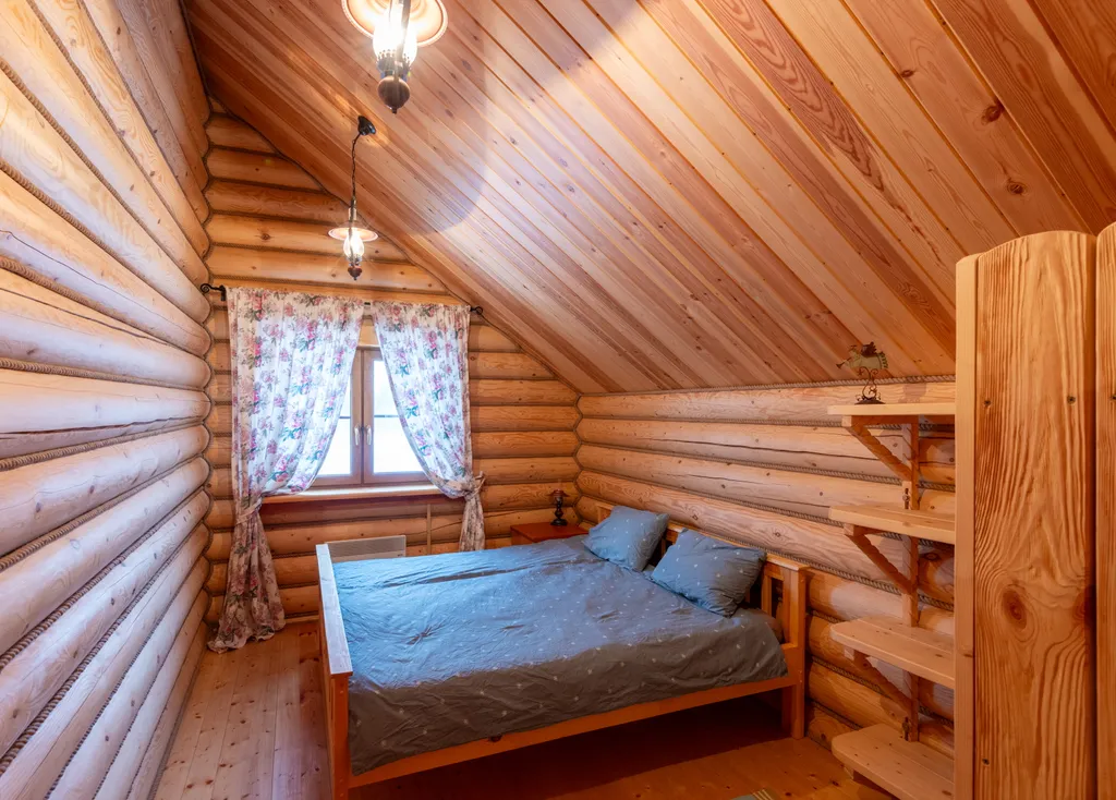 Большой деревянный коттедж рядом с озером и лесом