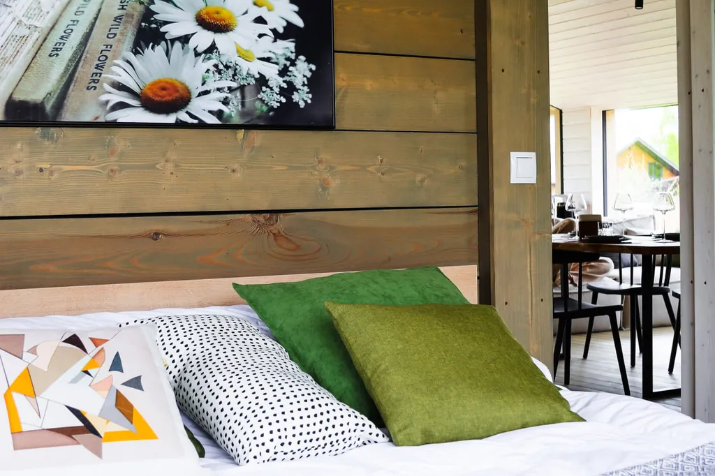 Черный дом на берегу водохранилища