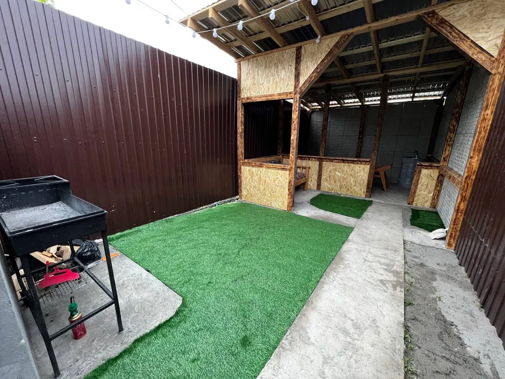 Дом и задний двор