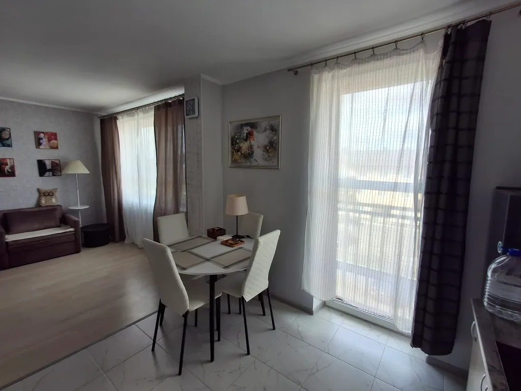 Современная студия в тихом районе, рядом с бассейном и  парковкой