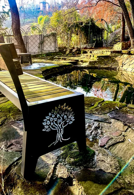 Трёхэтажный таунхаус в живописном месте с большим садом