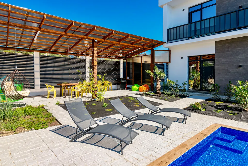 Стильный дом с теплым бассейном и сауной