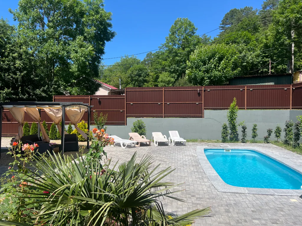 Большой дом с бассейном